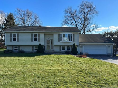 8 Broad View Dr, Wallingford, CT 06492-3303