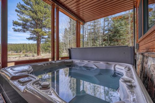 196 Basque Dr, Truckee CA  96161-3917 exterior