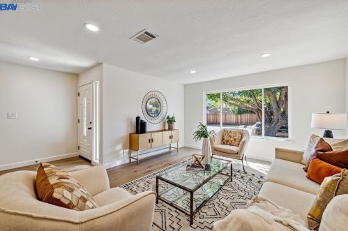 7431 Emerald Ave, Pleasanton, CA 94568-2026