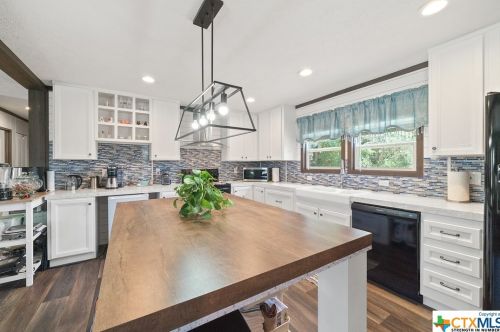 9780 Rebecca Crk Rd, Spring Branch TX 78070-4847 exterior