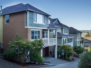 564 Mountain View Ln, Bellevue, WA 98027-5652