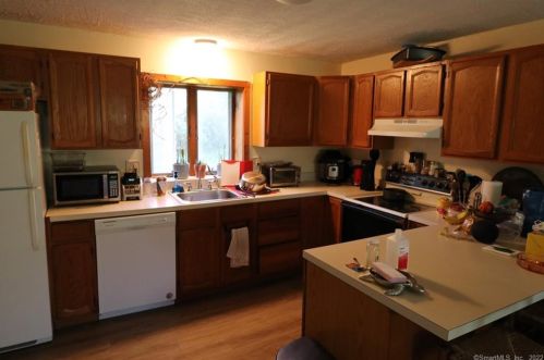 886 Flanders Rd, Coventry CT  06238-3411 exterior