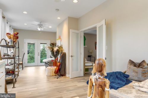 6803 Braddock Rd, Springfield VA  22151-3016 exterior