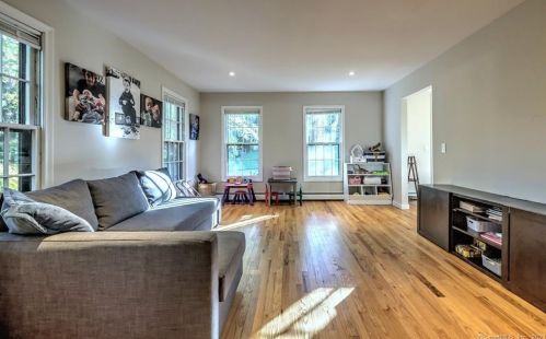 8 Captains Watch, Huntington CT  06484-5914 exterior