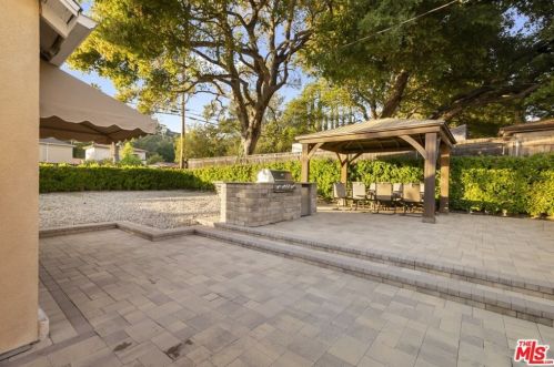 2417 Glenoaks Blvd, Glendale CA  91206-3027 exterior