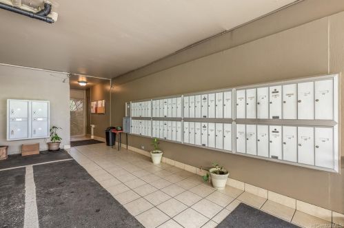 2442 Tusitala St, Honolulu HI  96815-3153 exterior
