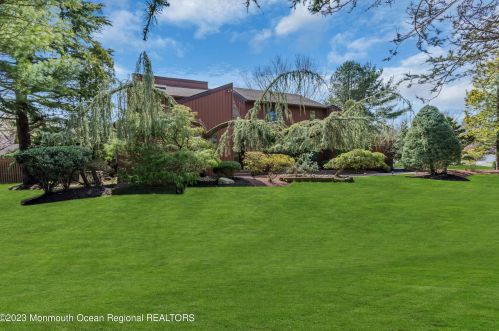 3 Deer Pond Ln, Holmdel Village, NJ 07733-1253