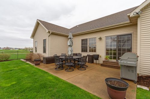 1613 Parkside Dr, Sycamore IL  60178-3313 exterior