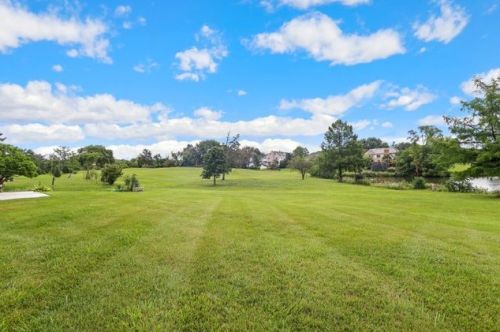 8401 Park Ave, Willowbrook IL 60527-6343 exterior