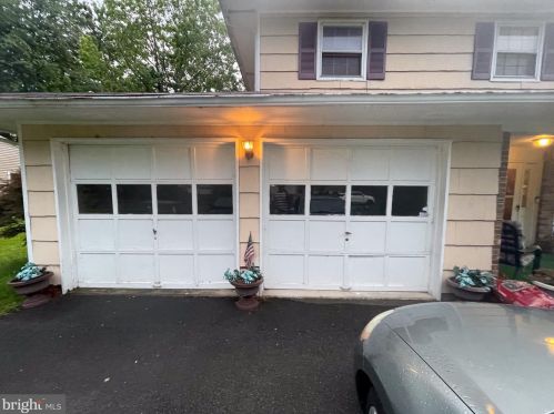 18 Manorhouse Dr, Trenton, NJ 08638-1728