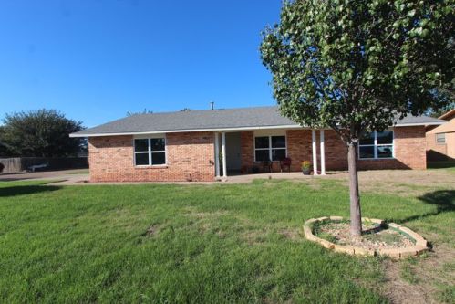 1900 Arcineiga Dr, Clovis, NM 88101-3911