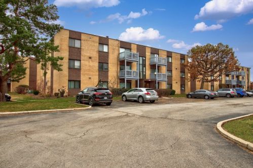 668 Pinecrest Dr, Wheeling, IL 60070-1844