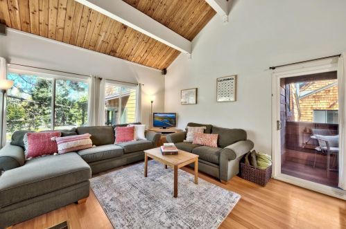 11645 Snowpeak Way, Truckee, CA 96161-7094