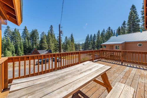 11550 Rhineland Ave, Truckee CA  96161-7070 exterior