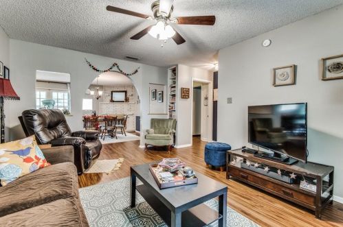 2119 Royal Oaks Dr, Irving TX 75060-5130 exterior