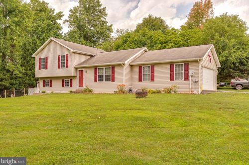 43 Canal Rd, Falling Waters, WV 25419-4803