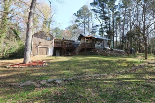 4028 Pineridge Dr, Lilburn, GA 30047-2391