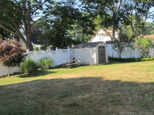 42 Whitecap Rd, Niantic CT  06357-3326 exterior
