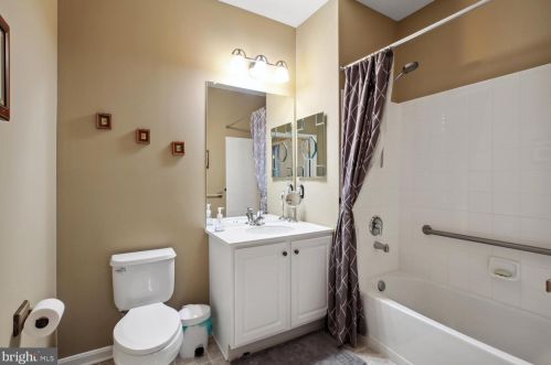 85 Sparrow Dr, Trenton NJ 08690-2463 exterior