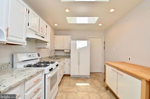 8513 Fairburn Dr, Springfield VA  22152-3225 exterior