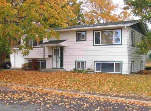 1520 4th St, Amber, WA 99004-1826