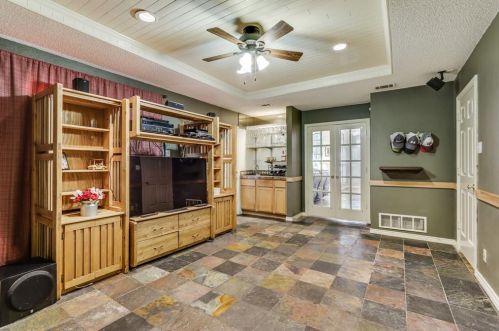 2517 Belmeade Dr, Carrollton TX 75006-2008 exterior