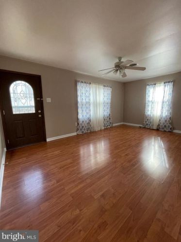 24 Greenway Ave, Boyce, VA 22620-9735