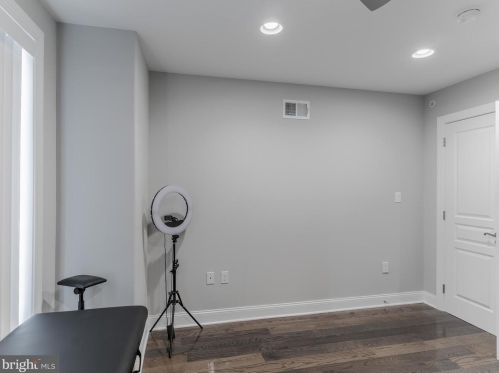 2131 10th St, Philadelphia PA 19148-5007 exterior