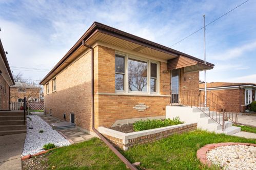 9940 Eden Dr, Schiller Park, IL 60176-2115