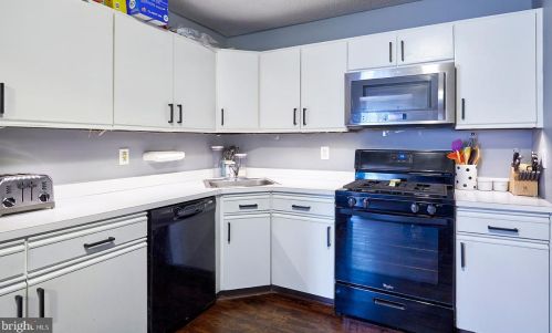 24 Cheverny Ct, Trenton NJ 08619-4718 exterior