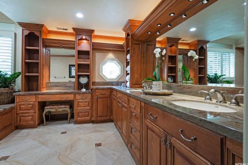 10188 Dimple Dell Ln, Sandy UT 84092-4505 exterior