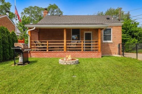 8253 Newcastle Ave, Niles IL  60714-2614 exterior