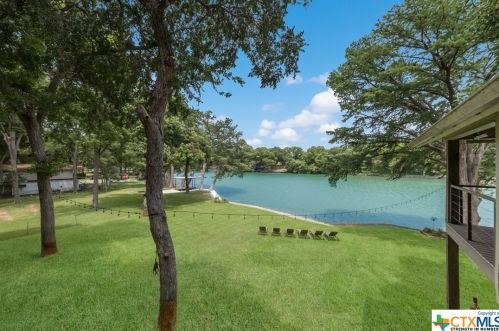 332 Mdw Lk Dr, Seguin TX 78155-9206 exterior