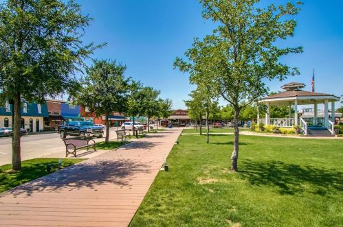 1508 Jackson St, Carrollton TX 75006-6255 exterior