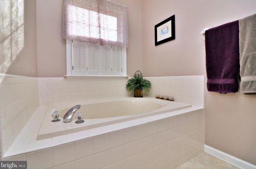 34 Colonel Miles Ct, Harpers Ferry WV 25425-3109 exterior