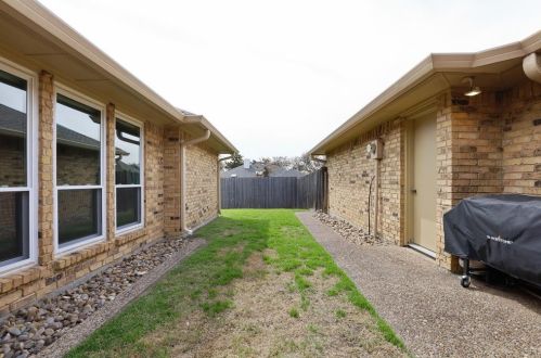 1932 Chesham Dr, Carrollton TX 75007-2403 exterior