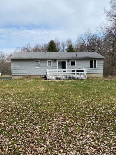 19 Dodge Dr, Huntington CT  06484-1723 exterior
