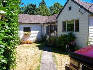 6848 Wygant St, Portland, OR 97218-3456
