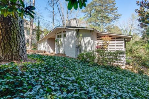 6227 Hunting Creek Rd, Atlanta GA  30328-3322 exterior