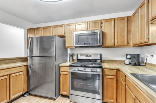 1883 Fox Run Dr, Elk Grove Vlg, IL 60007-7001