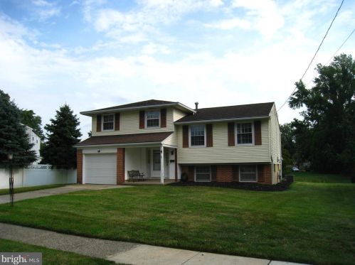 4 Sleepy Hollow Rd, Stratford, NJ 08084-1816