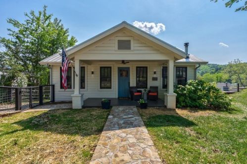 94 Oak Crescent Cir, Clayton, GA 30525-4299