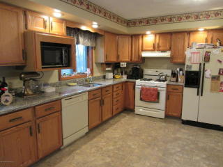 26 Fawnwood Dr, Scranton, PA 18504-1056