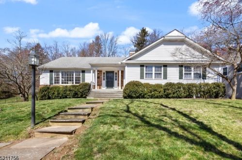 92 Cottage Pl, Gillette, NJ 07933-1718