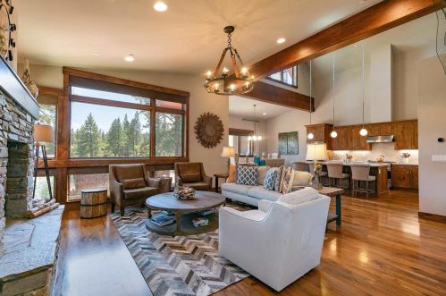 9121 Heartwood Dr, Truckee, CA 96161-5209