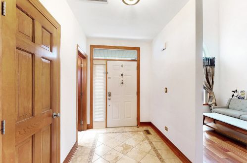1302 Parkside Dr, Palatine, IL 60067-7392