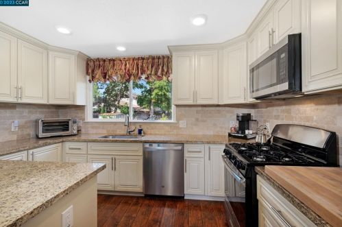 3808 Larkspur Dr, Concord, CA 94519-1106