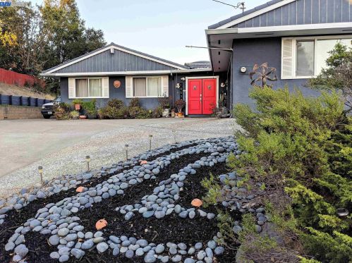 18538 Mountain Ln, Hayward, CA 94552-1834