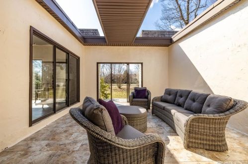 28 Bonita Dr, Huntington CT  06484-5106 exterior