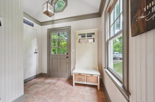 27 Chestnut Hill Rd, Sandy Hook, CT 06482-1517